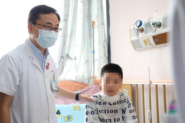 Bé trai 5 tuổi đã được chẩn đoán mắc ung thư tuyến giáp, bác sĩ cảnh báo 4 tín hiệu ung thư ở trẻ dễ bị bỏ qua- Ảnh 1.