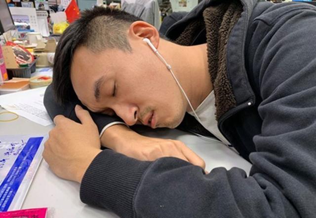 Người đàn ông 30 tuổi tai chảy dịch có mùi lạ vì thói quen nhiều người làm vài giờ mỗi ngày- Ảnh 1.