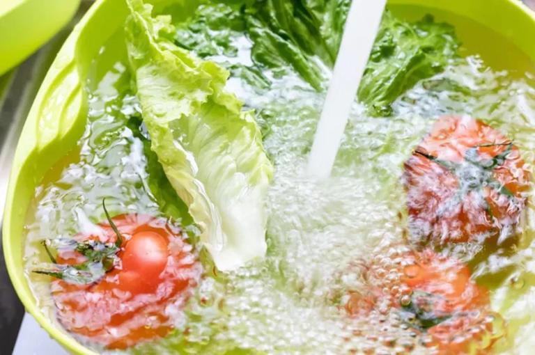 4 cách rửa rau tưởng sạch mà hóa ''rửa càng kỹ càng bẩn'': Nhiều người đang làm mỗi ngày- Ảnh 1.