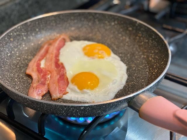 Nên làm nóng chảo trước hay cho dầu trước? Sai 1 bước có thể hỏng lớp chống dính, tăng nguy cơ tổn thương thực quản- Ảnh 2.