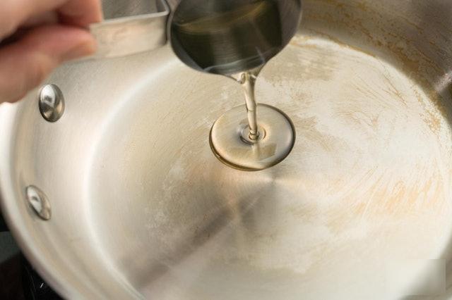 Nên làm nóng chảo trước hay cho dầu trước? Sai 1 bước có thể hỏng lớp chống dính, tăng nguy cơ tổn thương thực quản- Ảnh 3.
