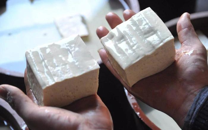 Ra chợ mua đậu phụ, gặp 3 loại này ngon, rẻ mấy cũng đừng mua, ít chất dinh dưỡng lại đầu độc sức khỏe- Ảnh 3.