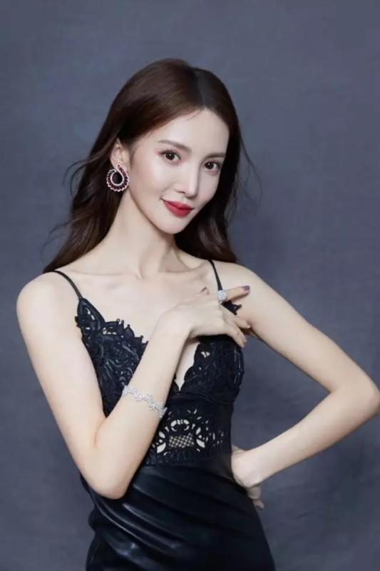 Mỹ nhân bị đuổi khỏi showbiz: Visual biến dạng, giọng hát vũ đạo có đủ mà lạ lắm- Ảnh 3.