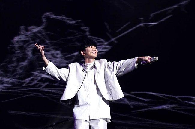 Ca sĩ quốc dân bị ghét nhất showbiz: Lừa dối fan vì người tình kém 21 tuổi, sân khấu phản cảm hết chỗ nói- Ảnh 7.