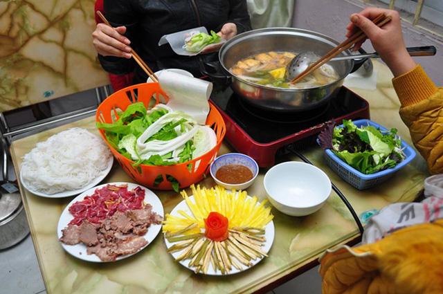 Bác sĩ Bệnh viện Bệnh Nhiệt đới Trung ương cảnh báo: Thói quen ăn lẩu dễ “rước bệnh”- Ảnh 1.