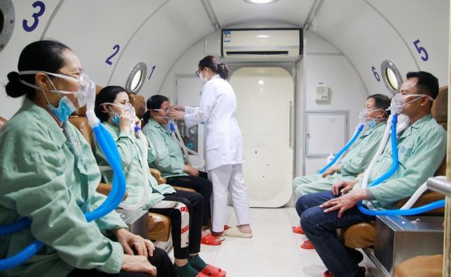 Em bé sống thực vật "hồi sinh" nhờ điều trị bằng thở oxy cao áp: Từ một ca bệnh kỳ diệu đến một hướng đi mới- Ảnh 4.