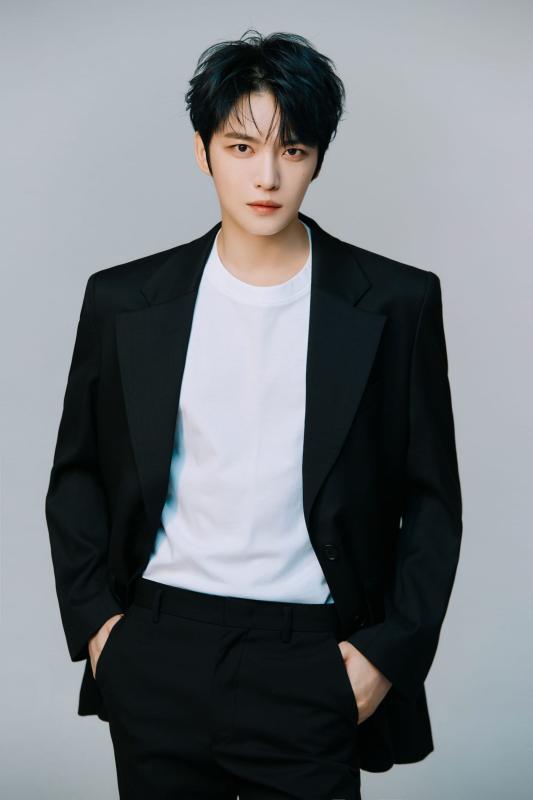 Cuộc đời như phim của mỹ nam giàu nhất showbiz: 3 tuổi bị cho làm con nuôi, lập nghiệp nghèo đến mức phải bán máu- Ảnh 1.