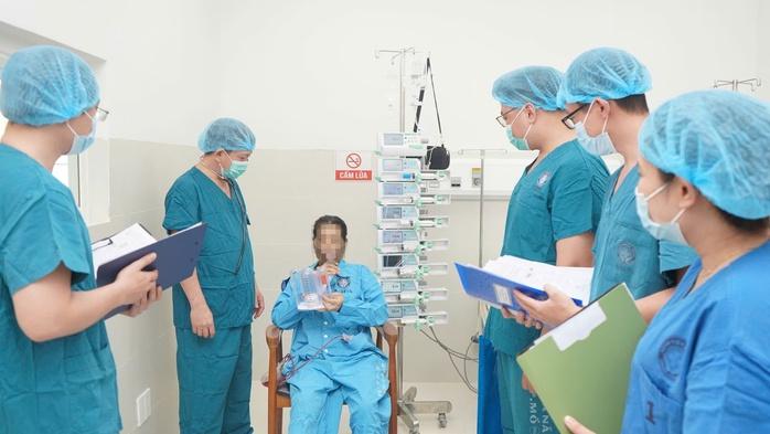 Con trai hiến gan, giành lại sự sống cho mẹ trong giờ phút nguy kịch- Ảnh 1.