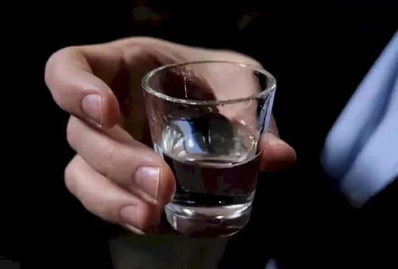 Người phụ nữ 54 tuổi đột ngột tử vong giữa đêm, bác sĩ chỉ ra 2 loại nước "cấm kỵ" uống trước khi ngủ- Ảnh 1.