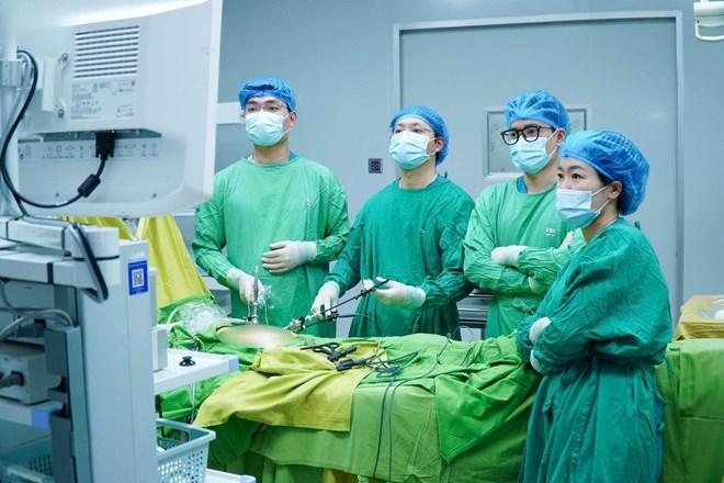 Người phụ nữ 66 tuổi đau bụng kéo dài, bác sĩ gắp ra thứ "đáng sợ"- Ảnh 1.