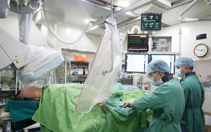 Liên tiếp cấp cứu bệnh nhân nhồi máu cơ tim dịp Tết, cao điểm 5 ca/ngày- Ảnh 1.