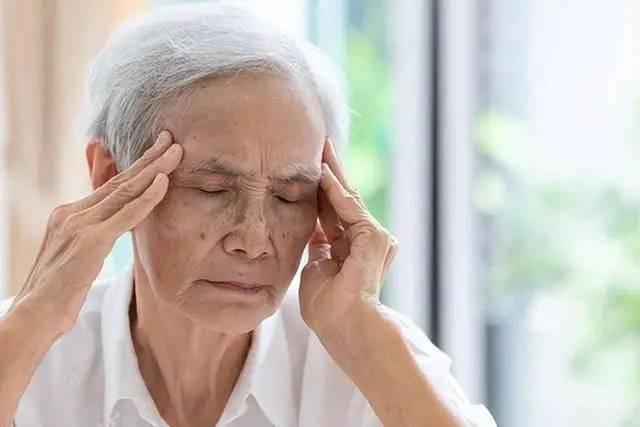 Dấu hiệu nguy hiểm nhất của thiếu máu não không phải chóng mặt, mà là 4 triệu chứng xuất hiện thường xuyên này- Ảnh 1.