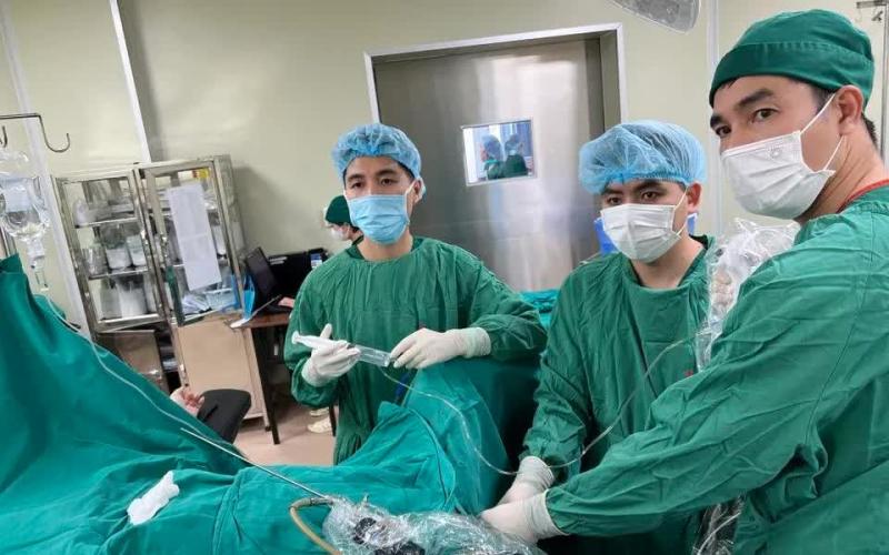 20 phút "luồn kim qua khe cửa hẹp" cứu thận người bệnh- Ảnh 1.