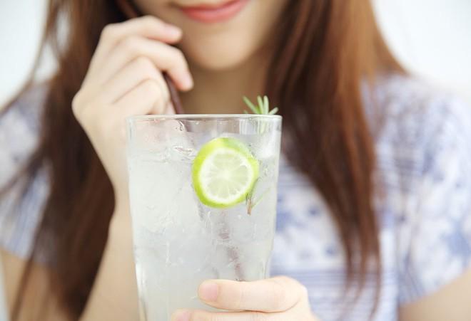 Sau Tết hãy uống nước chanh pha theo cách này: Cực đơn giản lại đảm bảo "lọc mỡ" thần tốc, da lại sáng, mụn lại mờ- Ảnh 1.