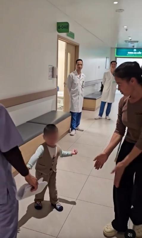 Em bé sống thực vật "hồi sinh" nhờ điều trị bằng thở oxy cao áp: Từ một ca bệnh kỳ diệu đến một hướng đi mới- Ảnh 1.