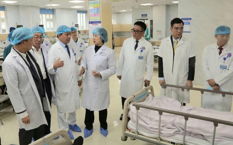 Bộ trưởng Bộ Y tế Đào Hồng Lan kiểm tra công tác trực Tết tại Bệnh viện Hữu nghị Việt Tiệp. Ảnh: Bộ Y tế