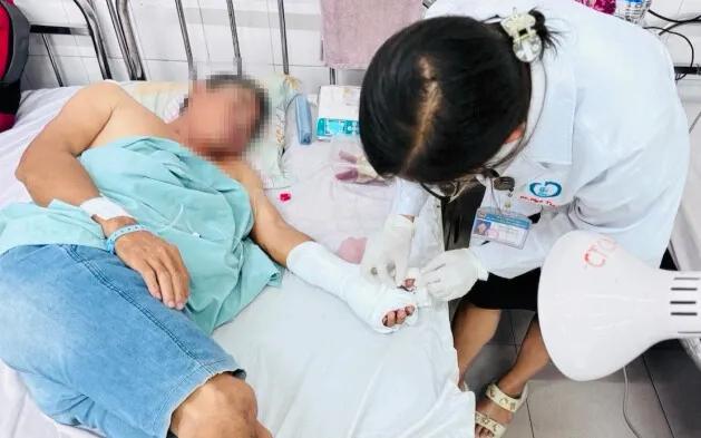 Nối thành công 2 ca đứt lìa ngón tay- Ảnh 1.