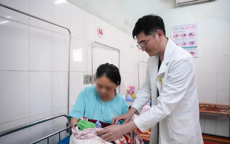 Cứu mẹ con sản phụ xuất huyết buồng ối hiếm gặp- Ảnh 1.