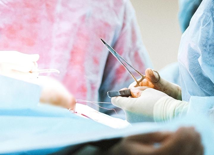 Ung thư có nên phẫu thuật không? Chuyên gia đính chính sai lầm về dao kéo- Ảnh 1.