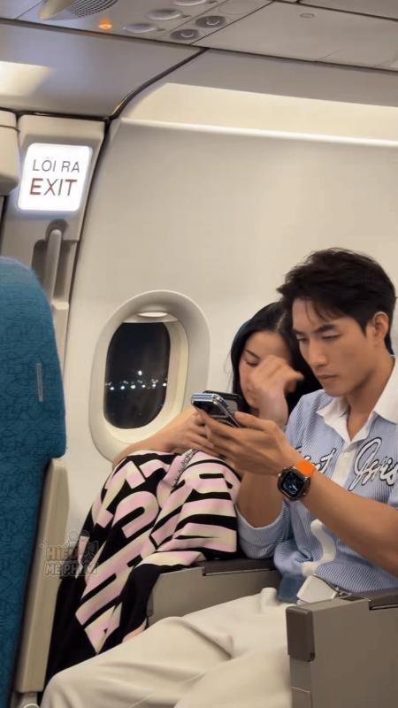 "Nổ" clip cặp sao Việt bị bắt gặp tình tứ trên máy bay- Ảnh 3.