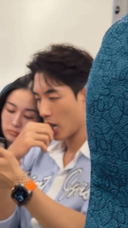"Nổ" clip cặp sao Việt bị bắt gặp tình tứ trên máy bay- Ảnh 2.