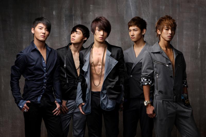 Cuộc đời như phim của mỹ nam giàu nhất showbiz: 3 tuổi bị cho làm con nuôi, lập nghiệp nghèo đến mức phải bán máu- Ảnh 5.