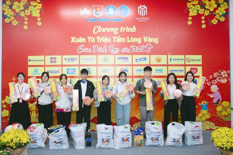 Ngọt ngào kẹo Tết, yêu thương về nhà - hành trang sum họp của nhiều sinh viên có hoàn cảnh khó khăn ở TP.HCM- Ảnh 2.