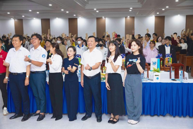 Ngọt ngào kẹo Tết, yêu thương về nhà - hành trang sum họp của nhiều sinh viên có hoàn cảnh khó khăn ở TP.HCM- Ảnh 3.