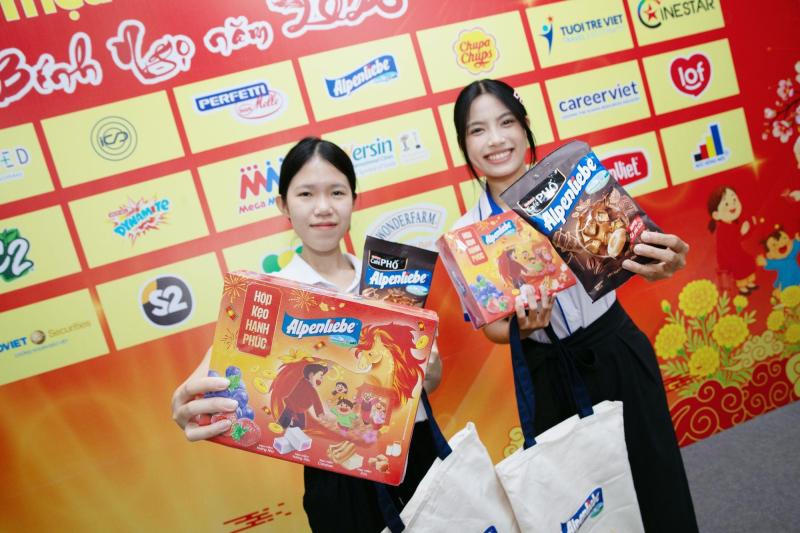 Ngọt ngào kẹo Tết, yêu thương về nhà - hành trang sum họp của nhiều sinh viên có hoàn cảnh khó khăn ở TP.HCM- Ảnh 4.
