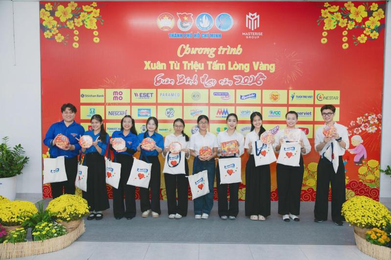 Ngọt ngào kẹo Tết, yêu thương về nhà - hành trang sum họp của nhiều sinh viên có hoàn cảnh khó khăn ở TP.HCM- Ảnh 5.