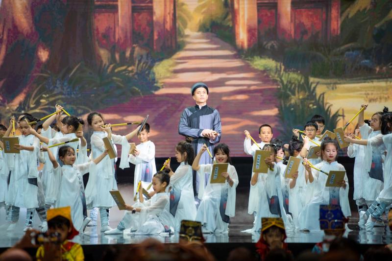 Giáo viên nước ngoài hát dân ca Việt trong lễ kỷ niệm 20 năm một trường học tại Hà Nội- Ảnh 6.