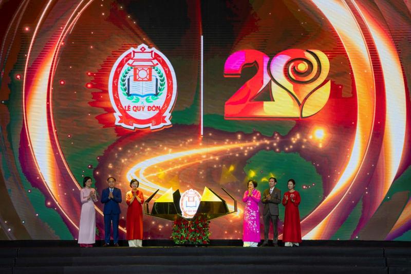 Giáo viên nước ngoài hát dân ca Việt trong lễ kỷ niệm 20 năm một trường học tại Hà Nội- Ảnh 8.