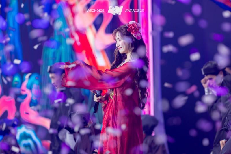 Hòa Minzy “quẩy tung” với hit Bắc Bling, Đức Phúc tái hiện màn trình diễn khuynh đảo quốc tế tại Gala Wechoice Awards 2025- Ảnh 7.