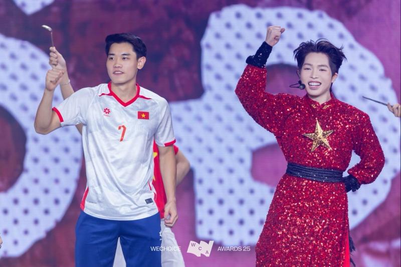 Đình Bắc chạy tới ôm Hoà Minzy, tình cảm dạt dào ở WeChoice Awards 2025- Ảnh 3.