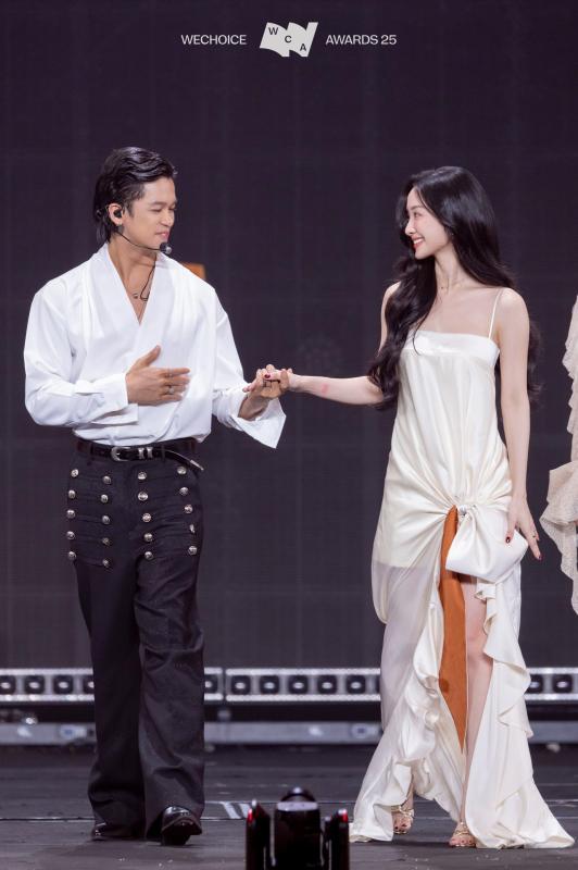 Không thể rời mắt trước màn kết hợp này: Mỹ nhân quyến rũ nhất Việt Nam khiến “kho báu” thêm phần ngọt ngào, tuyệt đối điện ảnh- Ảnh 6.