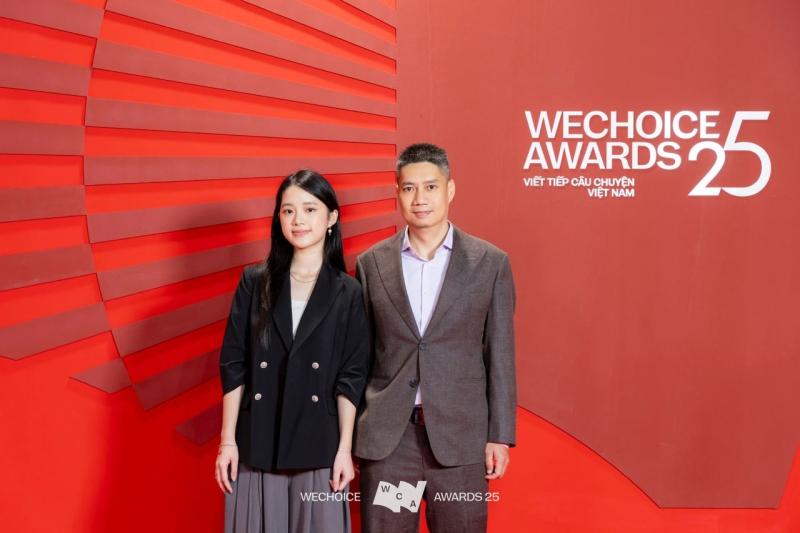Con trai HLV Mai Đức Chung xúc động khi thay bố nhận danh hiệu Đại sứ truyền cảm hứng WeChoice Awards 2025- Ảnh 1.