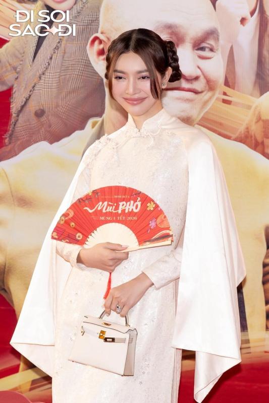 Thảm đỏ HOT nhất hôm nay: Vũ Thúy Quỳnh nhan sắc chấp trăm cam thường, Thu Trang ăn gì mà trẻ thế- Ảnh 7.
