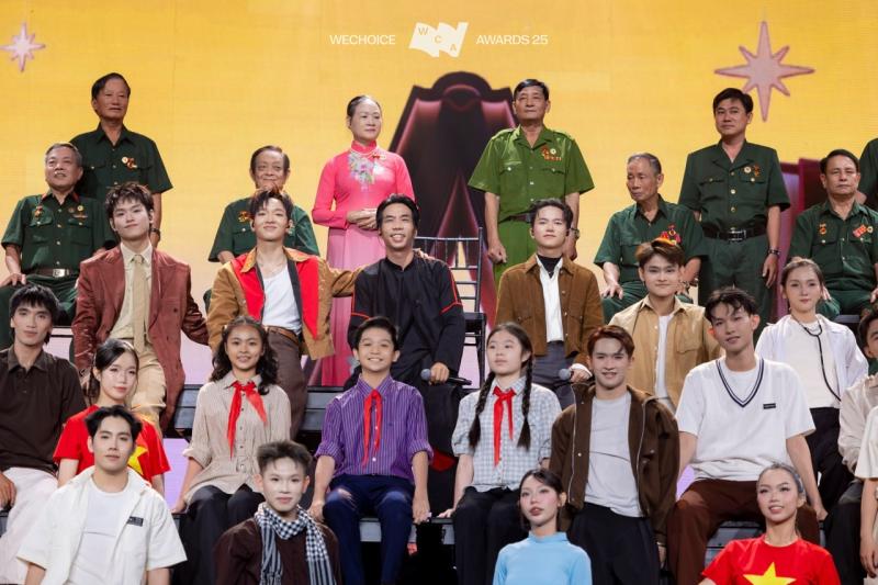 Huyền thoại Rock Hải Bột - Hoàng Dũng - Bùi Công Nam - buitruonglinh mở màn WeChoice Awards 2025 gây “nổi da gà” bằng niềm tự hào Việt Nam- Ảnh 1.