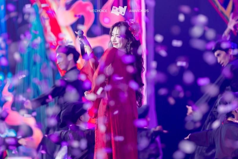 Hòa Minzy “quẩy tung” với hit Bắc Bling, Đức Phúc tái hiện màn trình diễn khuynh đảo quốc tế tại Gala Wechoice Awards 2025- Ảnh 6.