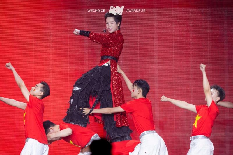 BigDaddy - Đức Phúc - Phúc Du cho cả thế giới biết thế nào là “thắng đời” tại WeChoice, Đình Bắc và BLV Tạ Biên Cương gây bão- Ảnh 2.