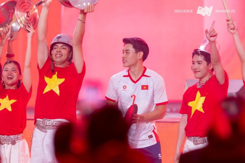 BLV Tạ Biên Cương làm thơ tại WeChoice Awards: 