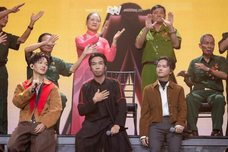 Huyền thoại Rock Hải Bột - Hoàng Dũng - Bùi Công Nam - buitruonglinh mở màn WeChoice Awards 2025 gây “nổi da gà” bằng niềm tự hào Việt Nam- Ảnh 2.