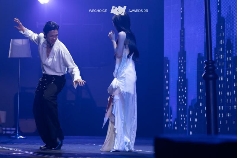 Hoàng Dũng - Phùng Khánh Linh gây “suy vượt mức”, Juky San - (S)TRONG Trọng Hiếu mang đến “sít rịt” tại Gala WeChoice Awards 2025- Ảnh 3.