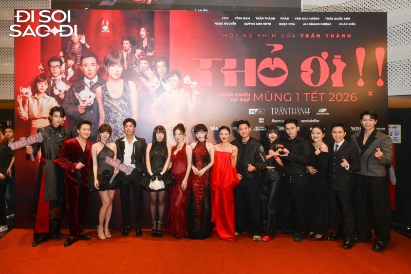Thảm đỏ HOT nhất hôm nay: Trấn Thành cười tít mắt cạnh người yêu cũ, Văn Mai Hương đẹp sang như đoá hồng rực rỡ- Ảnh 1.