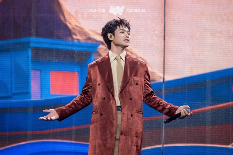 Huyền thoại Rock Hải Bột - Hoàng Dũng - Bùi Công Nam - buitruonglinh mở màn WeChoice Awards 2025 gây “nổi da gà” bằng niềm tự hào Việt Nam- Ảnh 10.