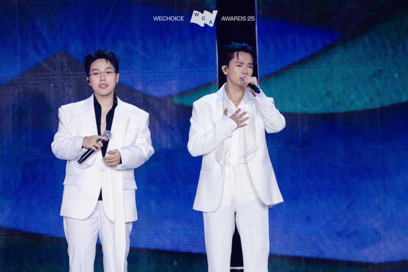 Bùi Công Nam - Vương Bình - PiaLinh - Kai Đinh “lấy nước mắt” khán giả tại Gala WeChoice Awards 2025, vừa cất giọng là gây nghẹn ngào- Ảnh 1.