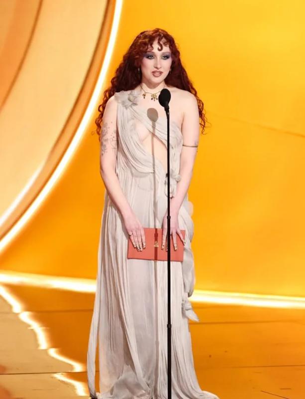 Thảm đỏ Grammy xuất hiện váy khoe thân phản cảm, nản nhất là cách che vòng 1 quá lố lăng- Ảnh 5.