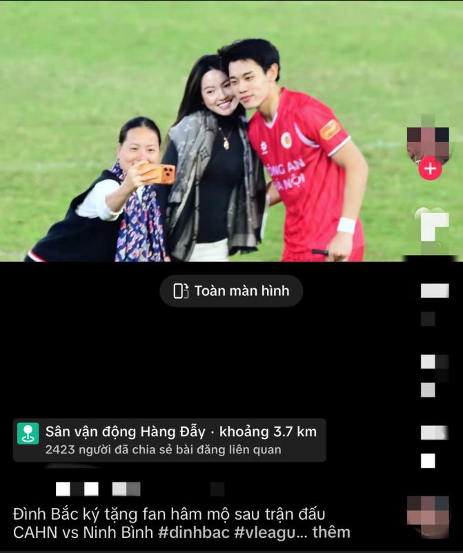 Đình Bắc hot đến mức Chu Thanh Huyền - vợ Quang Hải cũng phải xuống sân xin chụp ảnh cùng- Ảnh 1.