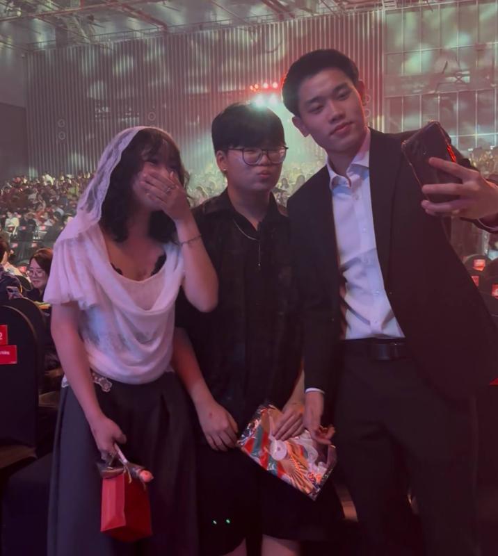 Tiểu mỹ nhân hot rần rần WeChoice Awards bỗng hóa fangirl thẹn thùng bên cạnh Đình Bắc- Ảnh 9.