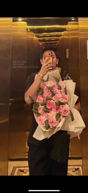 Rầm rộ ảnh Đình Bắc ôm đoá hoa hồng lãng mạn ngày Valentine, chuyện hẹn hò có diễn biến mới?- Ảnh 1.